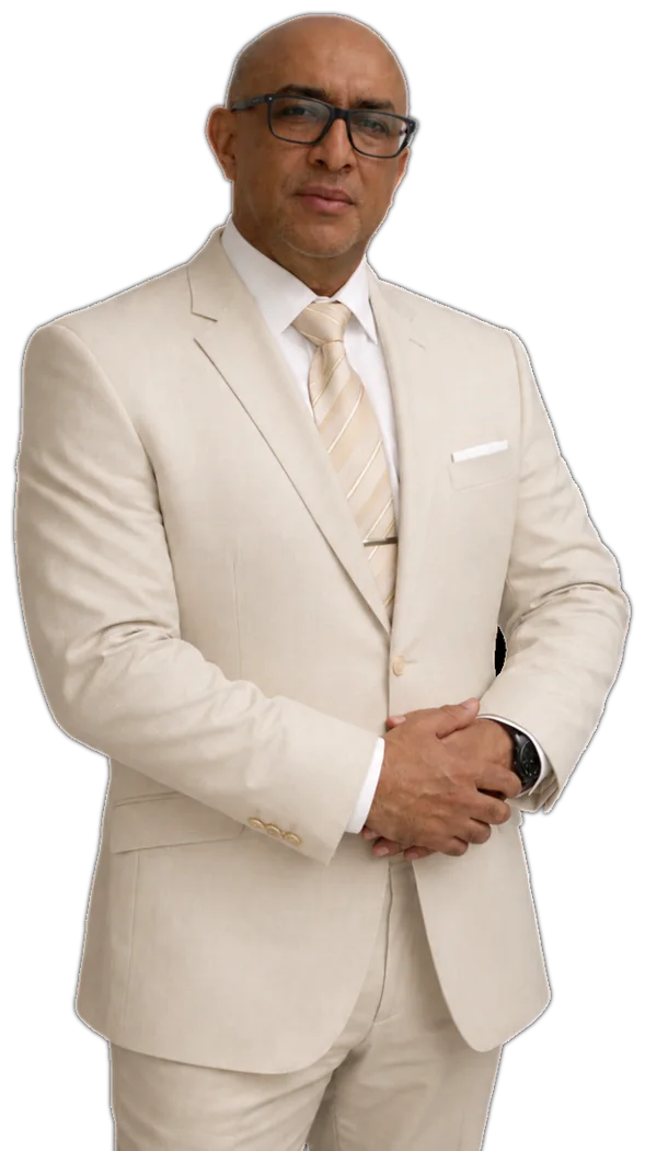 Dr. Oscar Reyes en traje