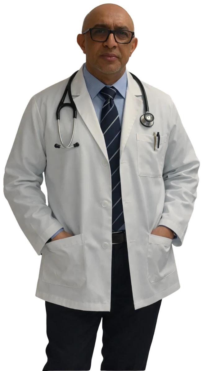 Dr. Oscar Reyes, médico internista, con bata y fonendoscopio